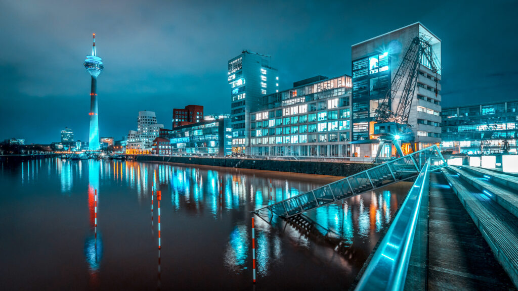 Foto des Düsseldorfer Medienhafens bei Nacht mit effektvoller Lichtdarstellung