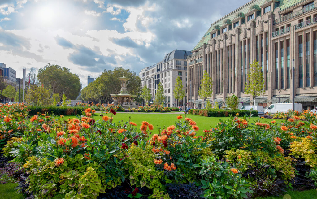Abbildung des Corneliusplatzes in Düsseldorf mit dem historischen Kaufhofgebäude im Hintergrund