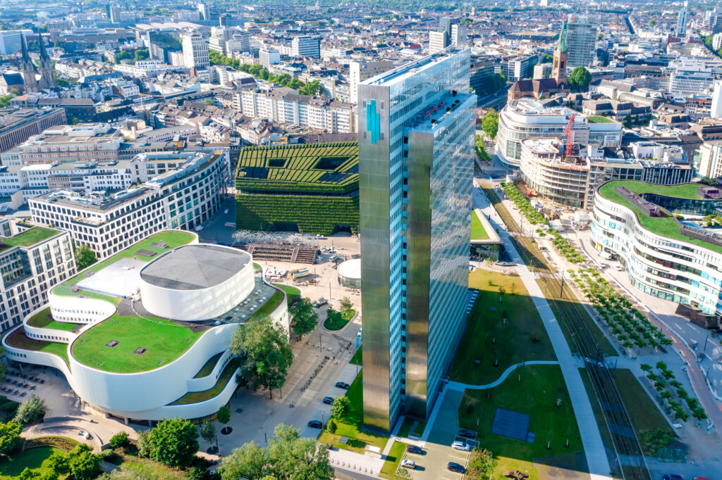 Blick aus der Vogelperspektive auf des Dreischeibenhaus und das Schauspielhaus in Düsseldorf