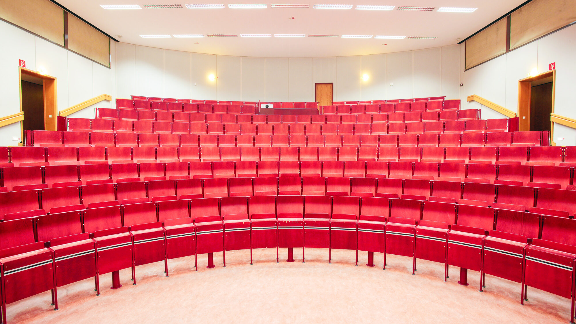 Abbildung des Hörsaals 13 der MNR-Klinik in Düsseldorf